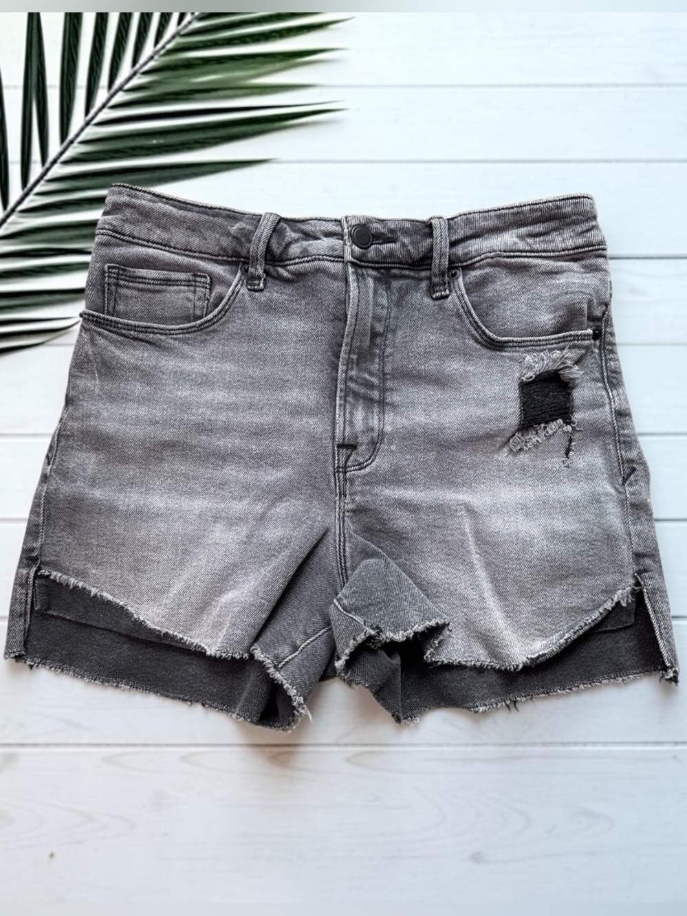 Good American Good Curve Distressed Denim Shorts Gray Wash Size 6 / 28 - Baddie